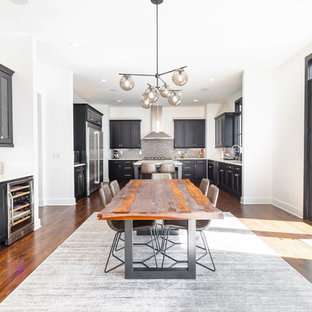 ナッシュビルの中サイズのトランジショナルスタイルのLDKの画像 (濃色無垢フローリング、茶色い床、白い壁、暖炉なし)