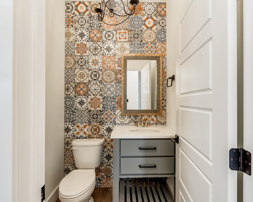 Landhausstil Gästetoilette & Gäste-WC mit farbigen Fliesen: Ideen für