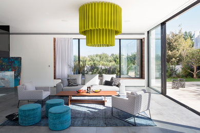 Inspiration for a mid-sized modern home design remodel in Tel Aviv