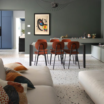 Oasi colorata: soggiorno e cucina tra Blu, Verde e Arancio