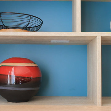 Construction d'un meuble sur mesure en bois sur fond bleu