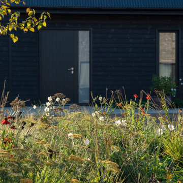 Large Contemporary Country Courtyard Garden