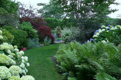 Design ideas for a traditional landscaping in New York.