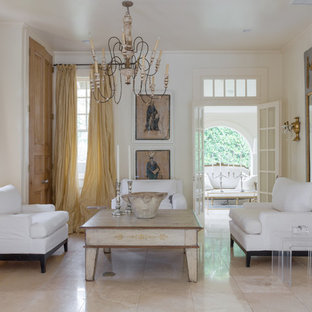 Repräsentatives, Mittelgroßes, Abgetrenntes Mediterranes Wohnzimmer ohne Kamin mit weißer Wandfarbe, Kalkstein und beigem Boden in New Orleans