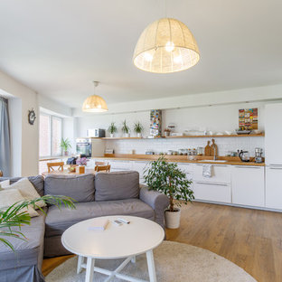 Новый формат декора квартиры: линейная кухня-гостиная в скандинавском стиле с накладной раковиной, плоскими фасадами, белыми фасадами, белым фартуком и фартуком из плитки кабанчик без острова