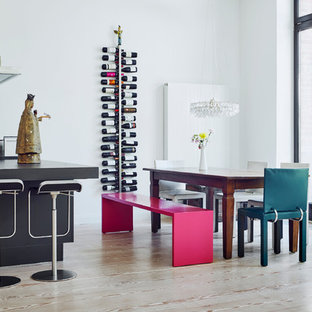 デュッセルドルフの中サイズのエクレクティックスタイルのLDKの画像 (白い壁、淡色無垢フローリング)