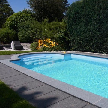 Gartenpool mit Sitzplatz