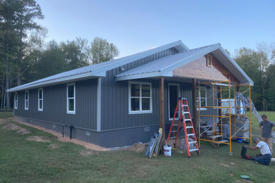 Inspiration for a mid-sized cottage gray one-story metal exterior home remodel in Little Rock with a metal roof and a white roof