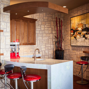 Imagen de bar en casa con fregadero en L, mediterráneo, con armarios con paneles con relieve, encimera de mármol, fregadero bajoencimera y puertas de armario de madera oscura