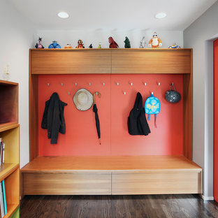 Esempio di un ingresso con anticamera contemporaneo di medie dimensioni con pareti rosse, parquet scuro e pavimento marrone