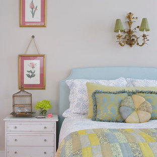 Modelo de dormitorio romántico con paredes grises