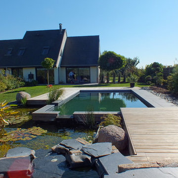 La piscine naturelle débordant dans le bassin d'ornement