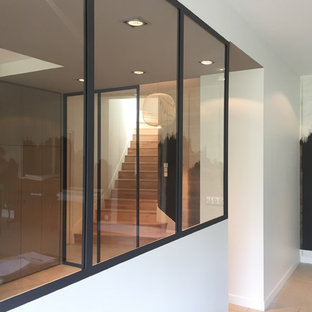 クレルモン・フェランの広いコンテンポラリースタイルのLDKの画像 (白い壁、セラミックタイルの床、標準型暖炉、グレーの床)