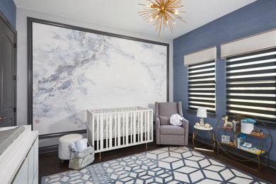 Idee per una cameretta per neonati neutra classica di medie dimensioni con pareti blu, parquet scuro, pavimento marrone e carta da parati