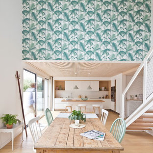 レンヌの中サイズのコンテンポラリースタイルのLDKの画像 (白い壁、淡色無垢フローリング、暖炉なし、ベージュの床)