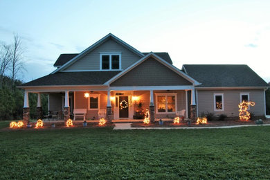 Foto de fachada de casa beige de estilo americano de tamaño medio de dos plantas con revestimiento de aglomerado de cemento, tejado a dos aguas y tejado de teja de madera