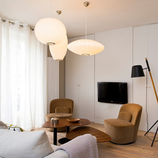 Idéer för ett modernt separat vardagsrum, med ett finrum, beige väggar, mellanmörkt trägolv, en väggmonterad TV och gult golv