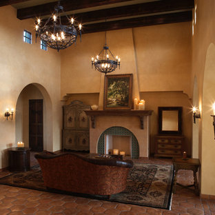Imagen de salón mediterráneo, grande, con suelo de baldosas de terracota
