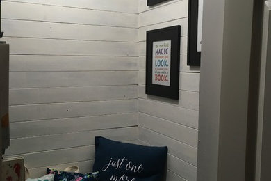 シカゴにある低価格の小さなカントリー風のおしゃれな子供部屋 (白い壁、塗装フローリング、児童向け、白い床) の写真