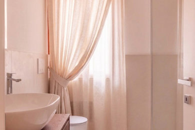 Ispirazione per una stanza da bagno design di medie dimensioni con ante in legno bruno, WC a due pezzi, piastrelle di cemento, pavimento beige, doccia aperta e mobile bagno sospeso