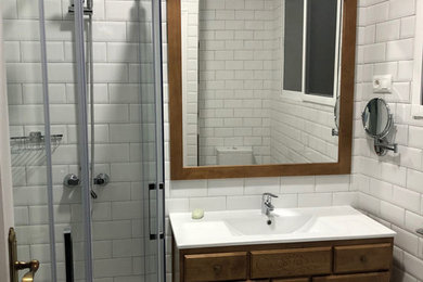 Свежая идея для дизайна: ванная комната в стиле неоклассика (современная классика) с синей плиткой, керамической плиткой, белыми стенами и настольной раковиной - отличное фото интерьера