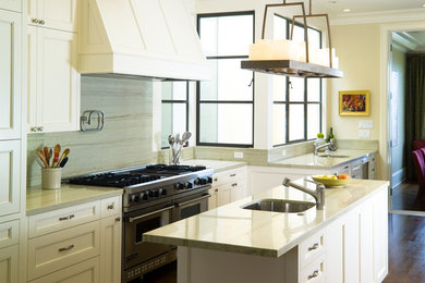 Mid-sized transitional l-shaped dark wood floor and brown floor eat-in kitchen photo in San Francisco with an undermount sink, recessed-panel cabinets, white cabinets, quartz countertops, beige backsplash, stone slab backsplash, stainless steel appliances and an island