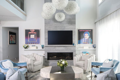 Mittelgroßes Maritimes Wohnzimmer mit grauer Wandfarbe, hellem Holzboden, Kamin, TV-Wand und gefliester Kaminumrandung in New York