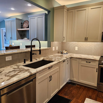 Contemporary Kitchen Remodel Done in Two-Tone Cabinets