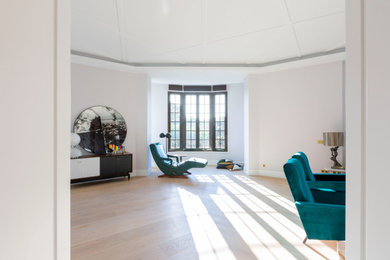 Design ideas for a contemporary home design in Madrid.
