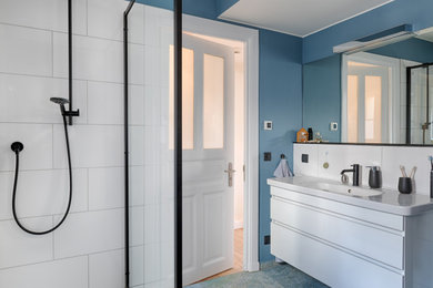 ハンブルクにある中くらいなコンテンポラリースタイルのおしゃれなバスルーム (浴槽なし) (白いキャビネット、オープン型シャワー、壁掛け式トイレ、青いタイル、白い壁、セメントタイルの床、オーバーカウンターシンク、ベージュの床、オープンシャワー、洗面台1つ、独立型洗面台、壁紙) の写真