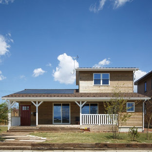 他の地域のカントリー風おしゃれな家の外観 (木材サイディング、茶色い外壁、切妻屋根) の写真