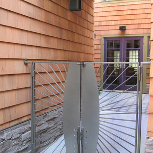 Idee per un ingresso o corridoio eclettico con una porta a due ante e una porta viola