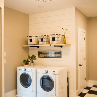 他の地域の小さいカントリー風おしゃれな洗濯室 (ダブルシンク、ベージュの壁、クッションフロア、左右配置の洗濯機・乾燥機、マルチカラーの床) の写真