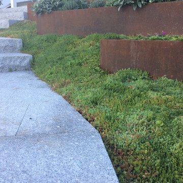 Entré med natursten och sedum