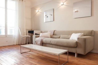 Cette image montre un salon design.