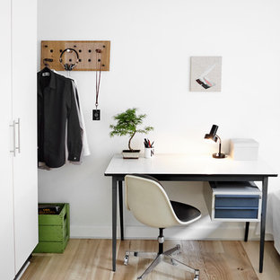 ウィルトシャーの中サイズのモダンスタイルのおしゃれなホームオフィス・仕事部屋 (白い壁、淡色無垢フローリング、暖炉なし、自立型机) の写真