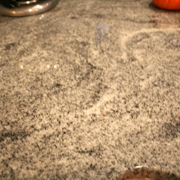 UltraCraft Avon door style in Arctic White with Silver Cloud Granite