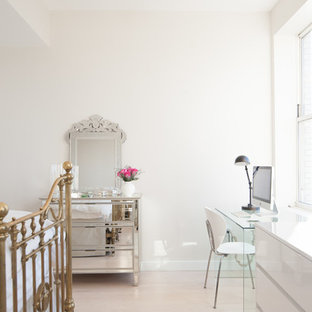 Ejemplo de habitación de invitados romántica, de tamaño medio, sin chimenea, con suelo de madera clara y paredes blancas