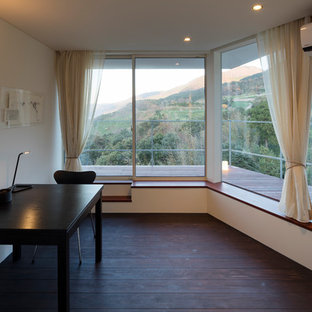他の地域のモダンスタイルのおしゃれなアトリエ・スタジオ (白い壁、濃色無垢フローリング、自立型机、茶色い床) の写真
