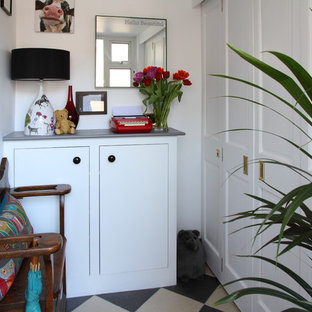 Idéer för att renovera en liten eklektisk foajé, med vita väggar och klinkergolv i porslin