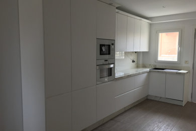Imagen de cocina minimalista pequeña sin isla con fregadero encastrado, armarios con paneles lisos, puertas de armario blancas, encimera de cuarzo compacto, salpicadero blanco, puertas de cuarzo sintético, electrodomésticos blancos y encimeras blancas