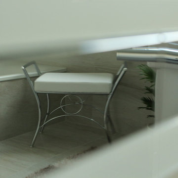 Badezimmer mit Dusche, Badewanne, Waschtischanlage, WC und Lackspanndecke