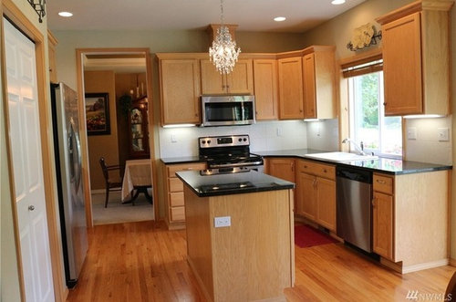Oak Cabinets And Black Counters, What Color Countertop Goes With Dark Oak Cabinets