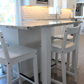 Starmark Kitchen in Maple Bridgeport Simply White w/ Five Piece Drawers