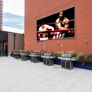 ニューヨークのモダンスタイルのおしゃれな屋上プール (コンクリート板舗装	) の写真