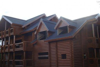 Стильный дизайн: огромный, деревянный, коричневый частный загородный дом в стиле рустика с разными уровнями, мансардной крышей и крышей из гибкой черепицы - последний тренд