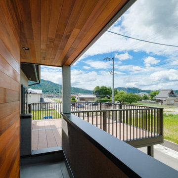 美しい景色を眺めるガレージデッキのある家