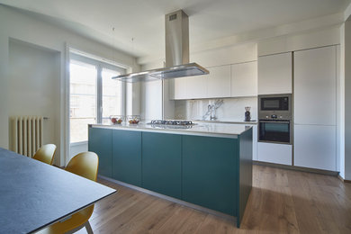 Ispirazione per una grande cucina contemporanea con ante a persiana, ante verdi, paraspruzzi bianco, paraspruzzi in marmo, elettrodomestici in acciaio inossidabile, parquet chiaro, top beige, lavello a vasca singola, soffitto ribassato e parquet e piastrelle