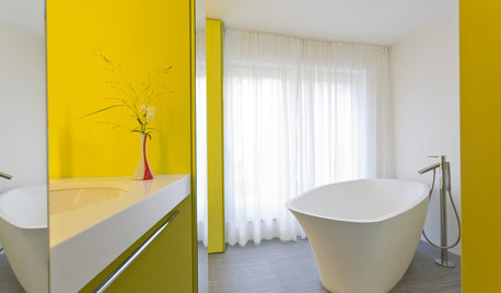 Ein 6qm kleines Bad in Gelb gelangt mit vielen Spiegeln zu Größe