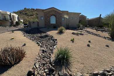 Design ideas for a traditional landscaping in Phoenix.